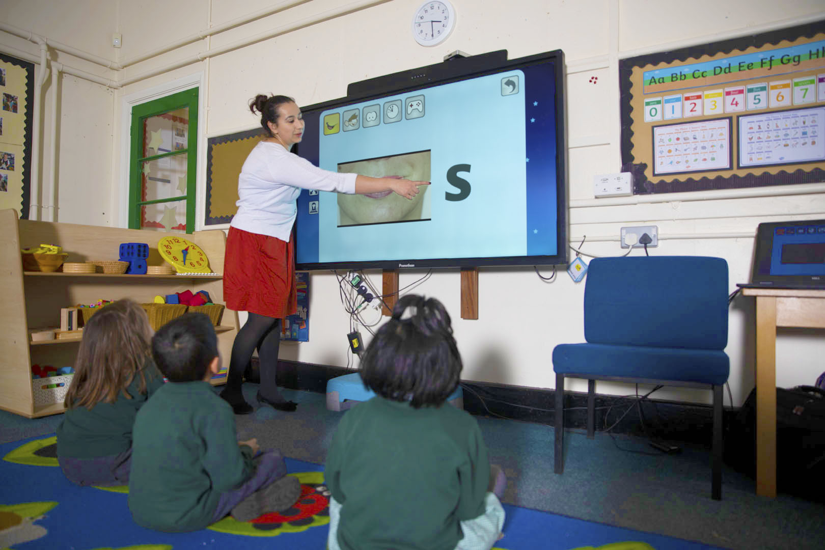 Teacher showing students the sound 's' in the Phonics Lessons