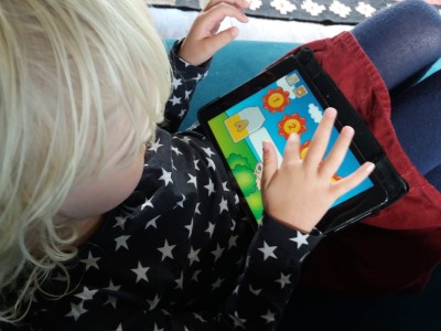 blonde girl counting sounds